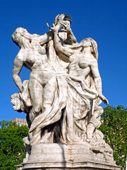 Dettaglio di scultura monumentale in travertino sul Ponte Vittorio Emanuele II 928