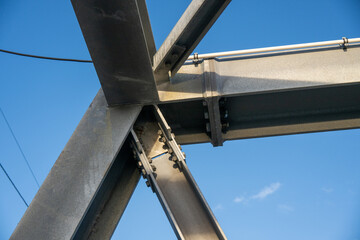 Nahaufnahme von Verbindungsnieten einer Metallbr&uuml;cke