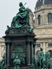 Obraz premium Maria Theresa Monument in Vienna with Kunsthistorisches Museum Background