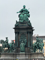Obraz premium Maria Theresa Monument in Vienna with Kunsthistorisches Museum Background