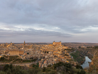 Fototapeta premium Vista panorámica al atardecer de Toledo