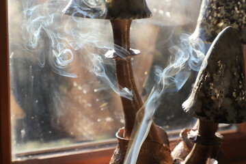 volutes de fum&eacute;e devant une lampe champignon