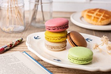 お皿の上のマカロン