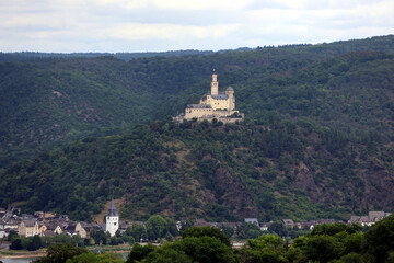 Blick vom Premium-Wanderweg Rheingoldbogen bei Spay auf die Marksburg bei Braubach in Rheinland-Pfalz