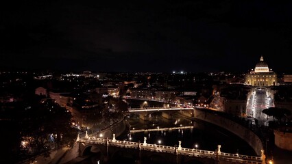 I ponti storici sul fiume Tevere che attraversa la citt&agrave; di Roma. Video in 4K.
Vista Aerea con drone dei ponti del centro di Roma.