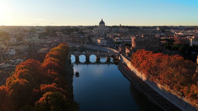 I ponti storici sul fiume Tevere che attraversa la citt&agrave; di Roma. Video in 4K.
Vista Aerea con drone dei ponti del centro di Roma.