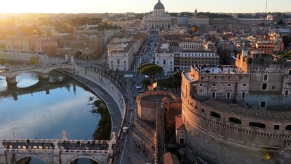 Suggestiva ripresa aerea del centro di Roma, Italia.
Il sole del mattino illumina il fiume Tevere, Castel Sant'Angelo e la basilica di San Pietro.