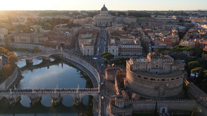Suggestiva ripresa aerea del centro di Roma, Italia.
Il sole del mattino illumina il fiume Tevere, Castel Sant'Angelo e la basilica di San Pietro.