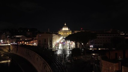 La maestosità della Basilica di San Pietro di notte. Roma, Italia.
Vista aerea notturna di piazza San Pietro.