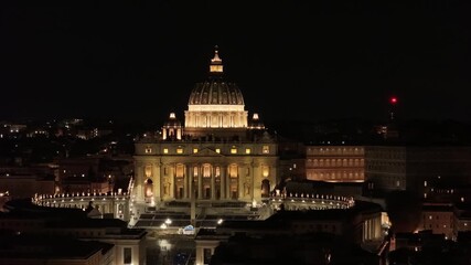 La maestosità della Basilica di San Pietro di notte. Roma, Italia.
Vista aerea notturna di piazza San Pietro.
