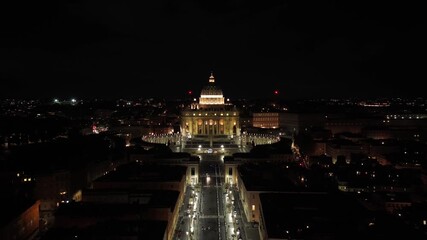 La maestosità della Basilica di San Pietro di notte. Roma, Italia.
Vista aerea notturna di piazza San Pietro.