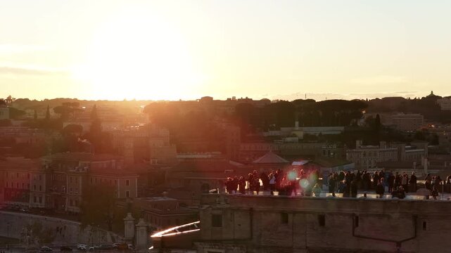 Turisti si godono il panorama Sulla terrazza di Castel Sant'Angelo che affaccia sulla Basilica di San Pietro. Roma, Italia.
Ripresa di drone sui turisti che ammirano il panorama dei monumenti di Roma.