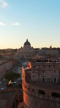 Turisti si godono il panorama Sulla terrazza di Castel Sant'Angelo che affaccia sulla Basilica di San Pietro. Roma, Italia.
Ripresa di drone sui turisti che ammirano il panorama dei monumenti di Roma.