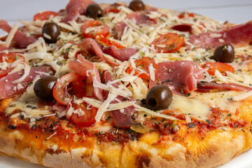 Pizza de tomate y jamon con aceitunas