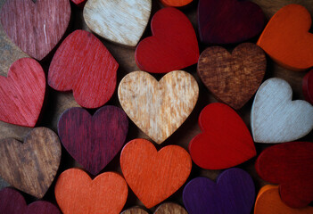 Obraz premium A top-down view of tightly arranged wooden hearts showcases rich wood grain and natural tones for artisanal product marketing.