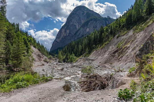 vista panoramica sull'ambiente naturale della Val Frisone , con cielo parzialmente nuvoloso, di giorno,  in estate, nel Veneto nord orientale