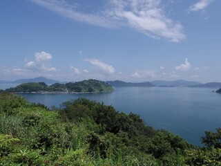 美しい海と島々の広がる風景