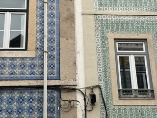 Portugiesische Kacheln, traditionelle Wandverkleidung (Azulejo) an Fassaden in Lissabon, Portugal