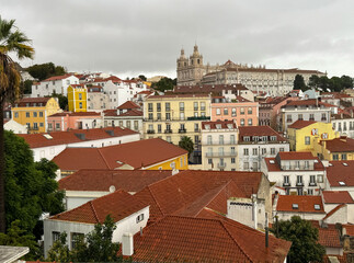 Blick &uuml;ber die Alfama auf die Kirche St. Vincent de Fora in Lissabon, Portugal