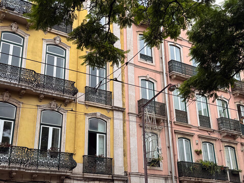 Farbige Altbaufassaden in Lissabon, Portugal
