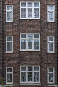Backsteinfassade mit Fenstern in London