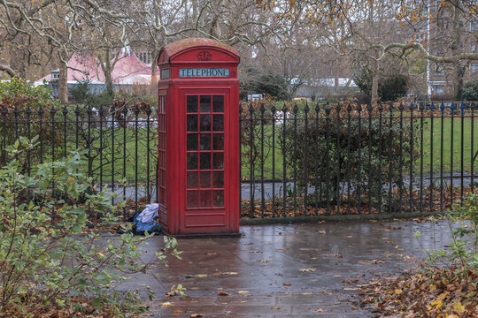 Telefonzelle im Park in London