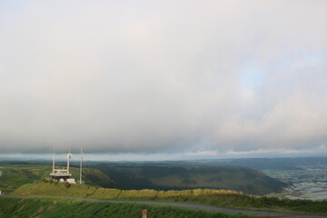 『熊本県阿蘇市&rdquo;大観峰&rdquo;阿蘇の自然と雲』　大観峰展望台からの眺望　山と街並み