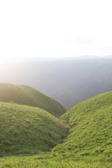 『熊本県阿蘇市&rdquo;大観峰&rdquo;阿蘇の自然と雲』　大観峰展望台からの眺望　山と街並み