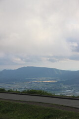 『熊本県阿蘇市&rdquo;大観峰&rdquo;阿蘇の自然と雲』　大観峰展望台からの眺望　山と街並み