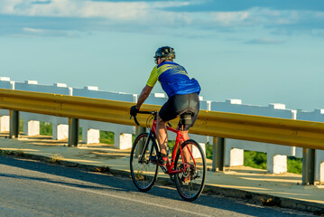 Immortalizing the soul of steel: a gentleman on his classic bicycle defying time on the highway. A dialogue between generations where elegance and resilience prove that what is essential is eternal.