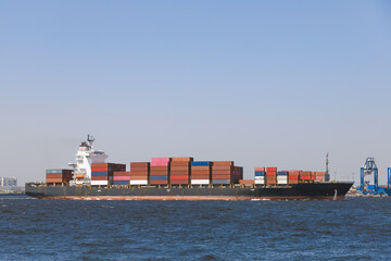 東京湾をコンテナを満載して航行する船