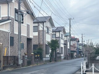 住宅地域の隣接する戸建て住宅