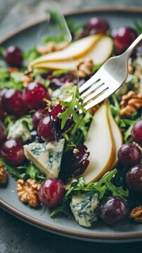 Gesunder Birnen-Blauschimmelk&auml;se-Salat mit Waln&uuml;ssen und roten Trauben