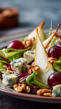 Gesunder Birnen-Blauschimmelk&auml;se-Salat mit Waln&uuml;ssen und roten Trauben