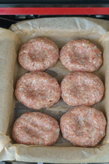 ハンバーグをグリルトレーで焼く・焼く前の生の状態