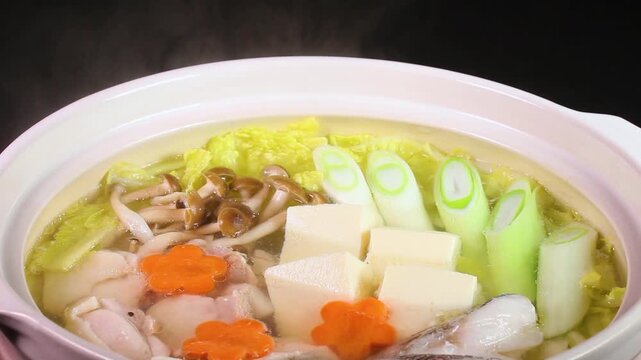 寄せ鍋　土鍋の蓋を開ける