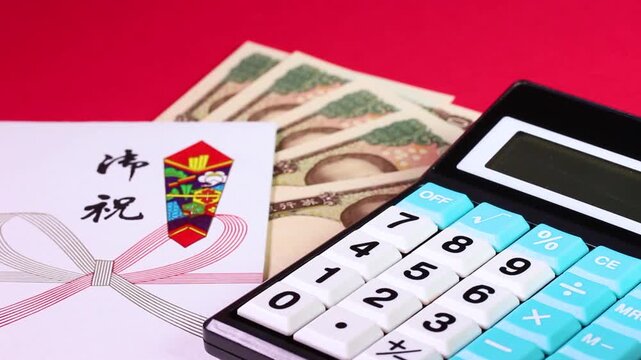 1万円札と祝儀袋と計算機　回転