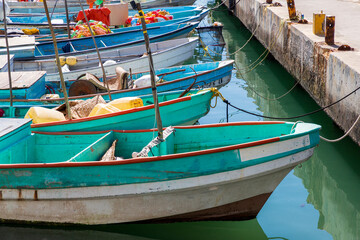 Obraz premium North America, Mexico, Nayarit, Bahia de Banderas, Nuevo Vallarta. Fishing boats tied to dock.