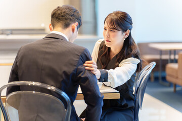 カップル　デート　レストラン　喧嘩