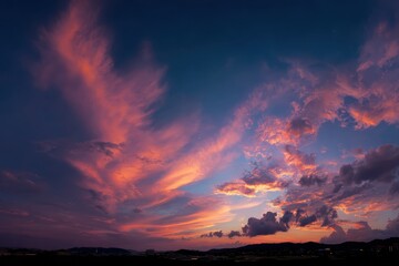 Obraz premium Twilight sky panorama showcasing vibrant colors and dramatic clouds over a serene landscape at dusk