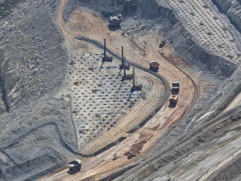 drilling process for mass blasting in an open pit mine