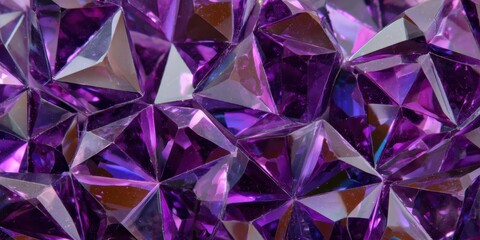 Obraz premium Close-up of sparkling purple faceted amethyst crystals with light reflections