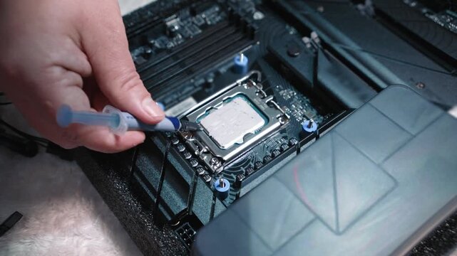 Applying thermal paste to CPU using syringe