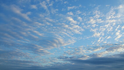 Obraz premium Stunningly Beautiful Cloud Patterns Gracefully Displayed Under a Vibrant Blue Sky at Dusk