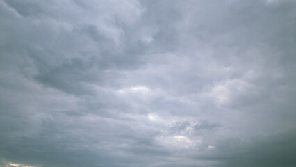 Obraz premium A dynamic, captivating cloudy sky showcasing varying elements of light and texture throughout