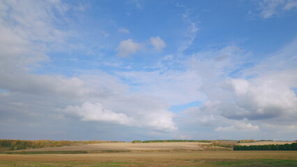 Obraz premium A Serene and Beautiful Landscape Featuring a Clear Blue Sky Surrounded by Soft White Clouds