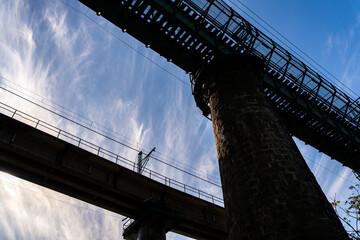 JR上越線の毛渡沢橋梁と秋の筋雲（新潟県湯沢町） / Kedosawa Bridge on the JR Joetsu Line with autumnal cirrus clouds, Yuzawa, Niigata, Japan