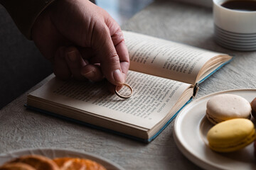 テーブルの本に置かれる結婚指輪