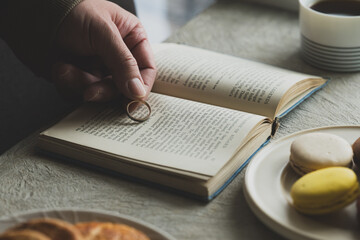 テーブルの本に置かれる結婚指輪