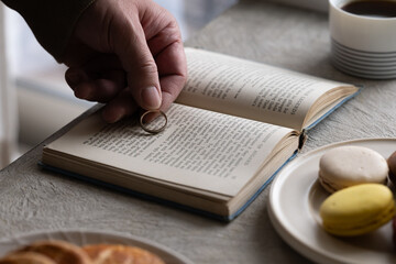 テーブルの本に置かれる結婚指輪